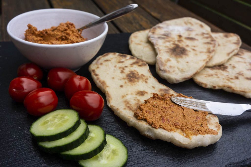 Naan mit Paprikaaufstrich